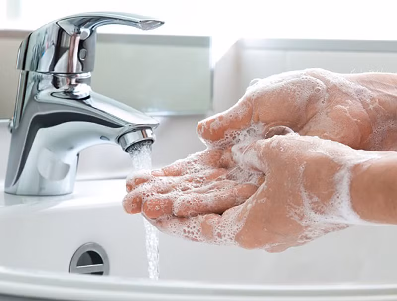 Không quên vệ sinh tay sau khi sử dụng ô tô bằng xà bông, dung dịch sát khuẩn.