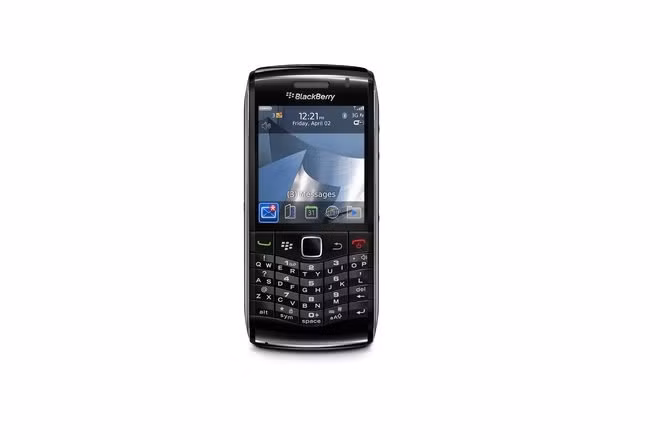 BlackBerry tung ra bản cập nhật cho dòng Pearl vào năm 2010, với trackpad lấy từ mẫu Bold mới nhất. Giống chiếc Pearl nguyên bản, 9100 có bàn phím với hai ký tự trên một nút bấm để đảm bảo kích cỡ gọn nhẹ. Mẫu máy này có camera 3.2-megapixel, bộ nhớ trong 2GB, có thể mở rộng tối đa 32GB bằng thẻ nhớ microSD.