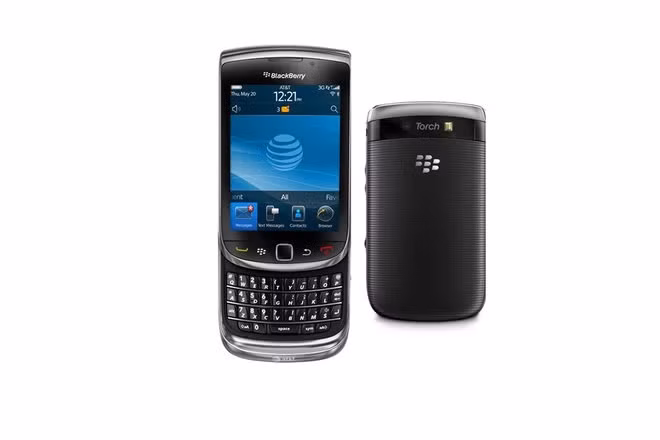 Chiếc Torch đầu tiên ra mắt năm 2010 với mẫu 9800. Nó có màn hình cảm ứng lớn, 480x640, 250ppi, có thể trượt lên để lộ ra bàn phím QWERTY đầy đủ. Máy còn có camera 5-megapixel và trackpad quang học. Torch được cập nhật vài lần vào năm 2011 với các mẫu 9810, 9850 và 9860, nhưng không có nhiều thay đổi ngoại trừ việc tăng kích cỡ và độ phân giải màn hình