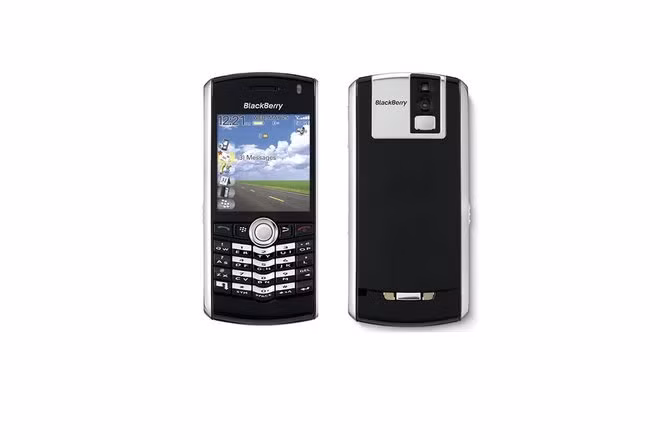 BlackBerry Pearl là mẫu BlackBerry đầu tiên không còn bánh xe lăn để điều hướng trên màn hình. Thay vào đó, nó sử dụng một viên bi nhỏ (gọi là trackball) nằm phía trên bàn phím SureType nhỏ gọn, và viên bi này chính là thứ đã tạo ra một cuộc cách mạng trong việc điều hướng trên thiết bị. 8100 là mẫu Pearl đầu tiên, có camera 1.3-megapixel, hỗ trợ thẻ nhớ microSD tối đa 8GB, nhạc chuông tuỳ biến, và có trình chơi đa phương tiện.