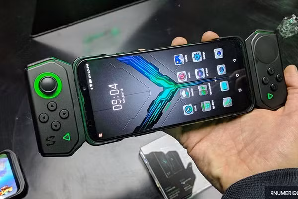 Đây là mẫu điện thoại di động kỷ nguyên 5G đầu tiên trang bị nền tảng di động Qualcomm 865 mới, mang đến cho người dùng trải nghiệm mạng tốc độ cao hơn, đặc biệt là tính năng sạc nhanh 65W.