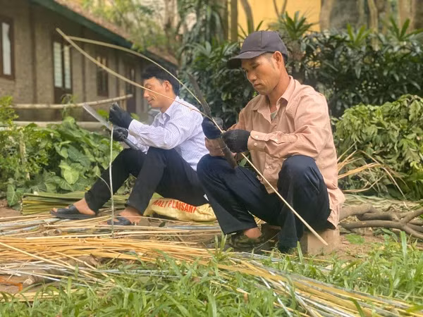 Anh Tráng Xá Mừ (37 tuổi) cho biết: ''Đây là lần thứ 2 tôi xuống Bảo tàng tham gia sửa nhà, tôi thấy rất vui vì có nhiều du khách tham quan, tìm hiểu di sản văn hóa của chúng tôi. Nhờ đó, chúng tôi những thế hệ trẻ cũng ý thức được việc bảo vệ, giữ gìn văn hóa của ông cha để không bị mai một theo thời gian''.