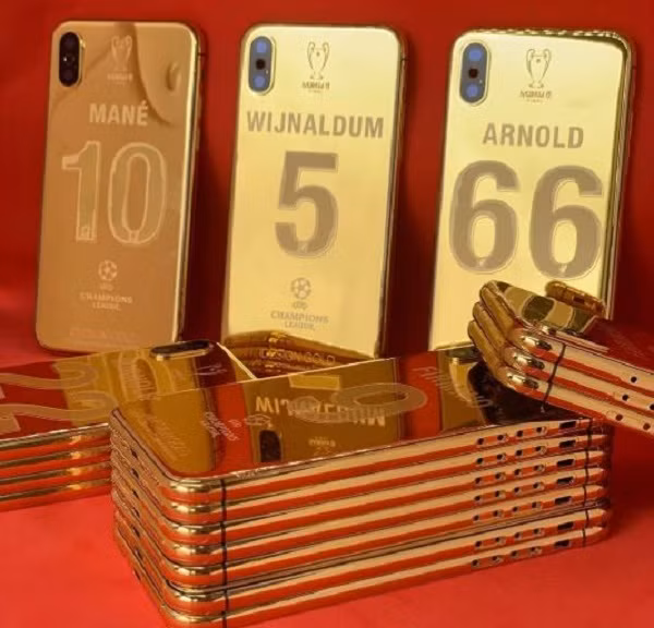27 chiếc iphone X mạ vàng 24K là phần thưởng đặc biệt mà các cầu thủ đội hình Liverpool và huấn luyện viên trưởng Jurgen Klopp nhận được từ iDesign sau khi giành chức vô địch C1 mùa giải 2018-2019. Ảnh: Instagram