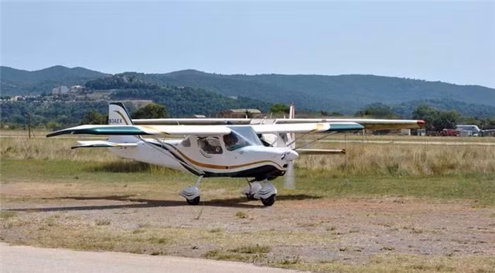 AeroAndina (Colombia). AeroAndina là nhà sản xuất máy bay Colombia có trụ sở tại Santiago de Cali, Colombia. Công ty được thành lập vào năm 1971 với tên Agrocopteros Ltda. Năm 1998, tên công ty được đổi thành Tecnologias Aeronanomas SA và nó được gọi là Aerotec SA. Trong ảnh là một máy bay AeroAndina MXP-1000 Tayrona (tốc độ bay 190 km/h, phạm vi bay 600 km, trần bay kỹ thuật 3.660 m).