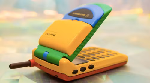 Motorola giới thiệu chiếc StarTAC vào ngày 3/1/1996. Nó có thân máy cấu thành từ nhựa màu. Đây là chiếc điện thoại nắp gập đầu tiên trên thế giới. Nó có giá trên dưới 1.000 USD.