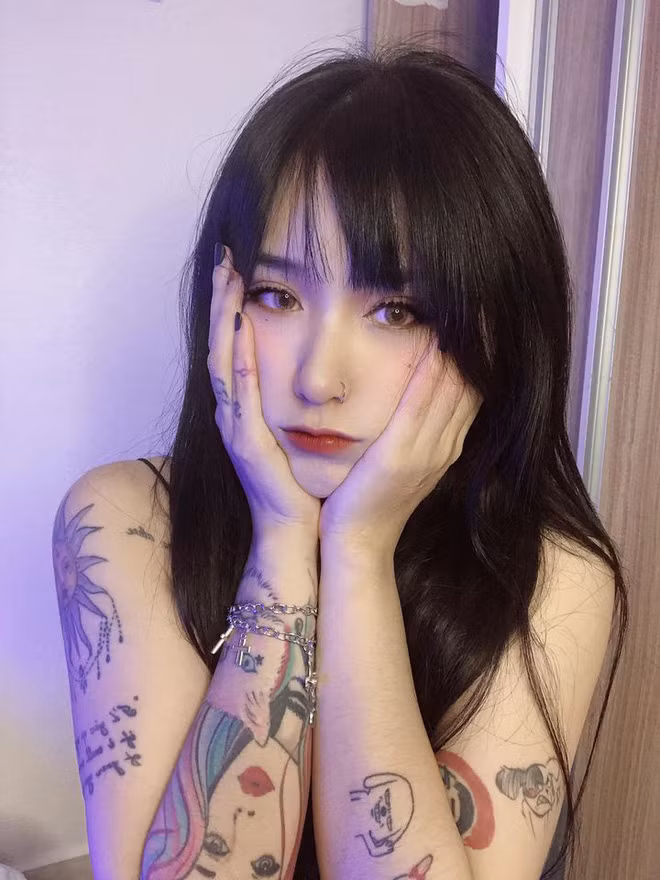 Nổi bật nhất là hình xăm của chính mình cùng con mèo ở cánh tay. Được biết cô nàng có một tình yêu vô hạn với loài động vật này, không quá khi nói cô là một "tín đồ loài mèo".