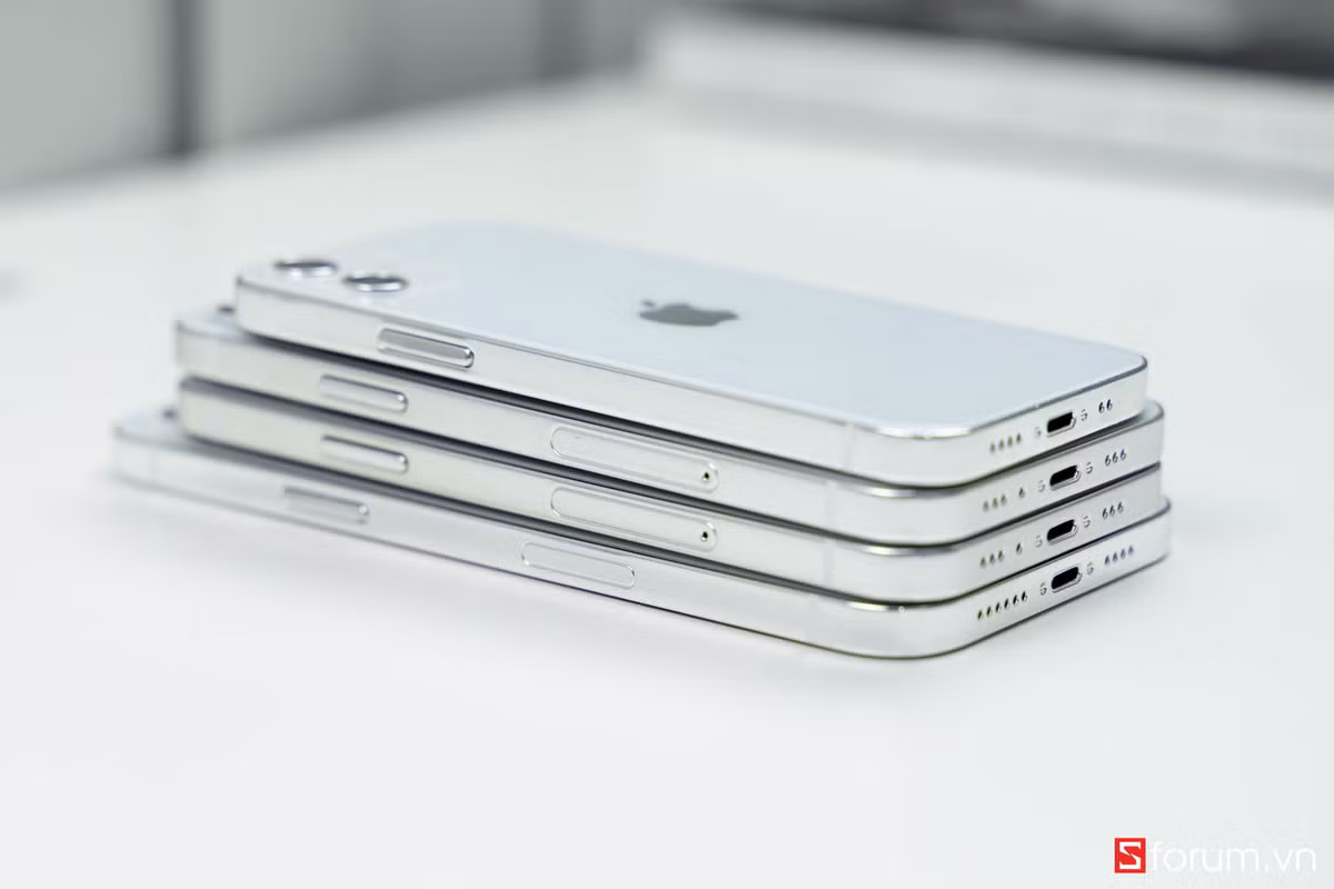 Sự tồn tại của iPhone 12 kích thước 5.4 inch là một hoài nghi lớn của cả người dùng và giới chuyên môn. Bởi với tỷ lệ màn hình dài ở thời điểm này thì kích thước 5.4 inch sẽ trông rất nhỏ. Thêm vào đó, iPhone SE 2020 vừa ra mắt sở hữu một kích thước nhỏ gọn, vậy nếu iPhone 12 5.4 inch ra mắt thì có thực sự hợp lý?