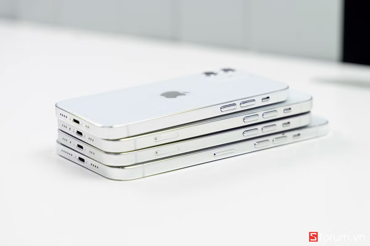 Về ngoại hình, giống với toàn bộ rò rỉ, iPhone 12 series sẽ sở hữu phần khung vuông vắn hơn so với iPhone 11 series.