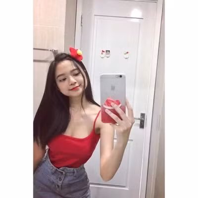 Để có được sự nổi tiếng nhanh chóng, Kim Chi chia sẻ cũng phải đánh đổi rất nhiều vì việc livestream chiếm gần hết thời gian nên những thú vui như cafe, shopping với bạn bè... hầu như không có nữa.