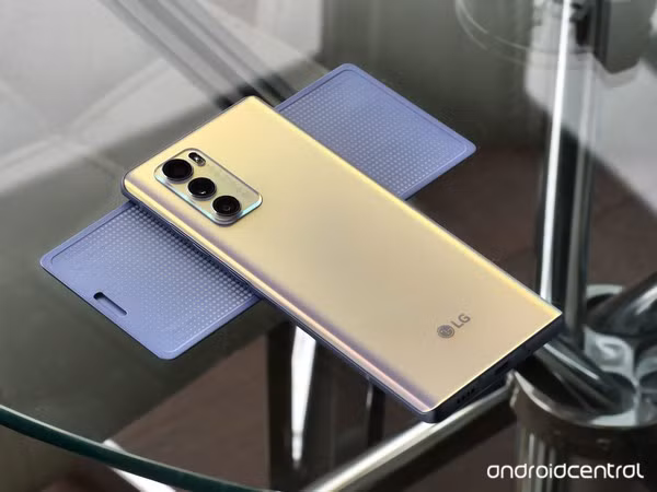LG Wing trang bị chip xử lý Snapdragon 765G, RAM 8 GB, bộ nhớ trong 128/256 GB, pin 4.000 mAh (hỗ trợ sạc nhanh Quick Charge 4+ và sạc không dây), cài sẵn Android 10.