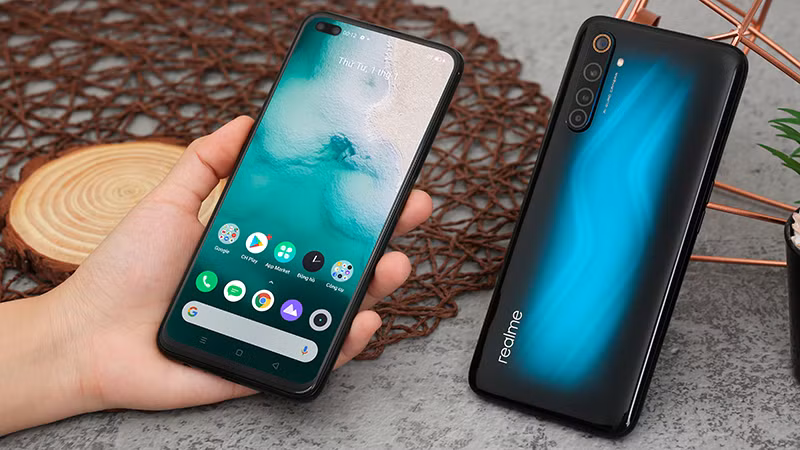 Mặc dù màn hình 90Hz tuy nhiên Realme 6 Pro chỉ sử dụng tấm nền IPS Full HD+, điểm này khiến Realme không thể đẹp như màn hình với nền AMOLED. Hiện sản phẩm này được bán với giá 7.990.000 đồng tại thegioididong.com