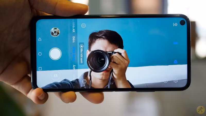 Huawei Nova 5T sở hữu cho mình tới 4 camera ở mặt lưng với camera chính 48 MP với khẩu độ f/1.8 và tự động lấy nét + ống kính góc siêu rộng 16 MP với khẩu độ f/2.2 + cảm biến độ sâu 2 MP với khẩu độ f/2.4 + ống macro 2 MP với khẩu độ f/2.4. Sản phẩm đang được bán với giá 8.990.000 đồng tại thegioididong.com