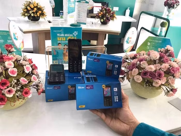 BKAV C85 mang thiết kế dạng thanh với phím điều hướng và bàn phím T9 truyền thống. Một điểm nổi bật của C85 so với những điện thoại cơ bản khác là sự có mặt của phím bấm kích hoạt trợ lý ảo bằng giọng nói ở chính giữa.