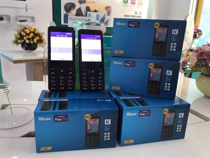 Tháng 6 vừa qua, BKAV đã hé lộ những thông tin đầu tiên về "C85", một chiếc điện thoại cơ bản (feature phone) giá rẻ nhưng vẫn được trang bị một vài tính năng thông minh. Mới đây, chúng ta đã có cái nhìn chi tiết hơn về mẫu máy này, thông qua một số hình ảnh được chia sẻ lên mạng xã hội.