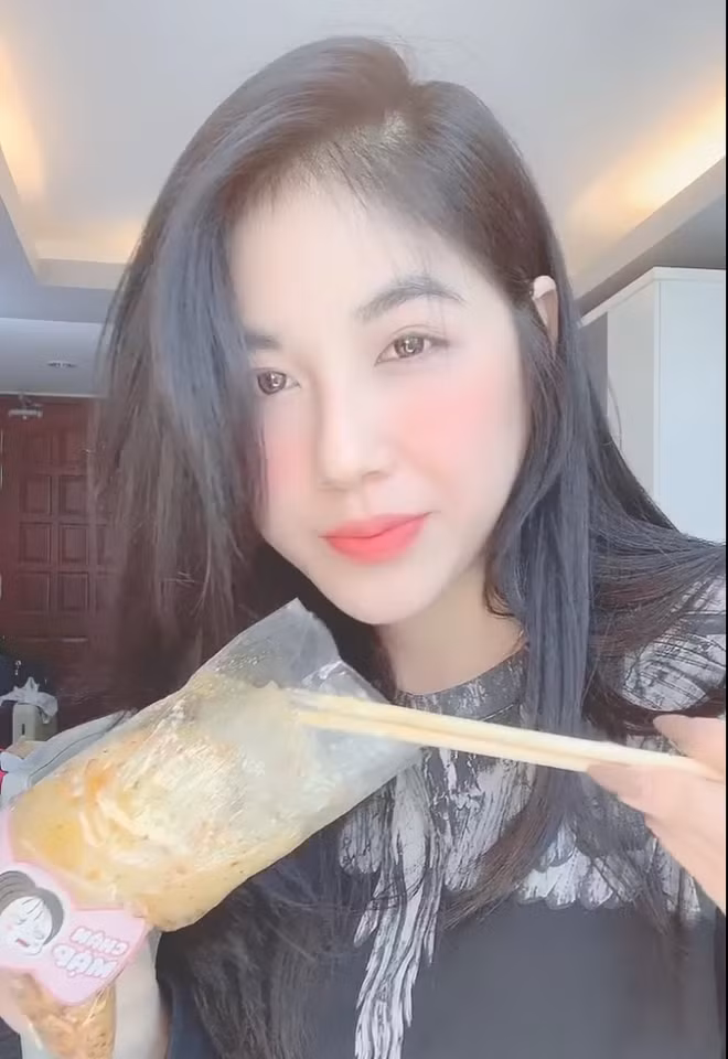 Với ngoại hình xinh đẹp, ngọt ngào và vóc dáng gợi cảm, Trân Mèo - người yêu game thủ Rambo rất dễ chiếm được cảm tình của khách hàng. Cô nàng còn được mệnh danh là "hot girl bánh tráng".