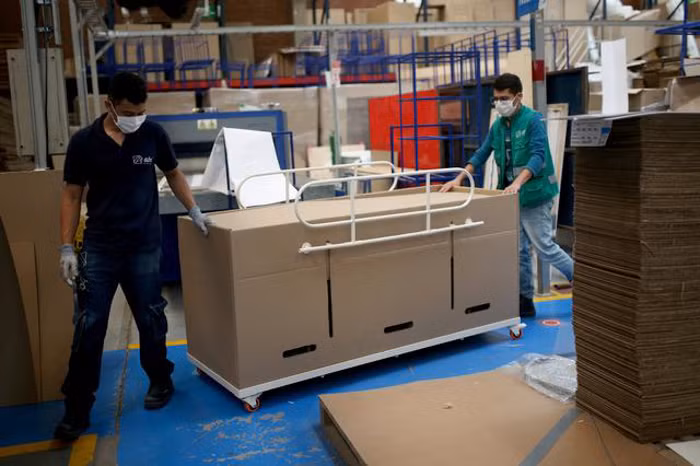Chuyển đổi chúng thành quan tài nếu một bệnh nhân tử vong cũng sẽ làm giảm việc ô nhiễm, ông nói.