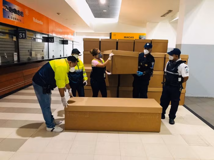 Lo lắng hệ thống y tế của nước mình có thể không xoay xở kịp, ông Rodolfo Gomez, chủ công ty ABC Displays, một công ty thường sản xuất dụng cụ làm quảng cáo, đã thiết kế ra những chiếc giường - quan tài bằng giấy bìa cứng.