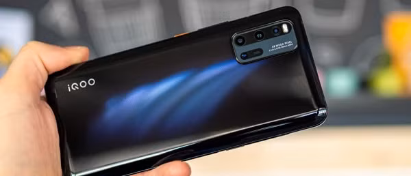 Vivo iQOO Neo 3 với 597.528 điểm được xem như phiên bản rút gọn của iQOO 3 5G được tung ra trước đó không lâu, với hiệu năng cao và khả năng hỗ trợ mạng 5G tải dữ liệu siêu nhanh.