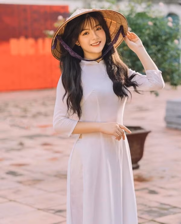 Sở hữu gương mặt nhỏ nhắn, đôi mắt to tròn long lanh và rất có hồn, cô nàng dường như thu hút hết mọi sự chú ý trong bộ ảnh mới với áo dài trắng.
