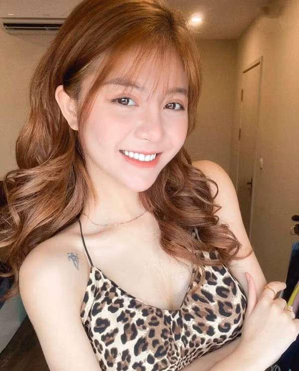 Sở hữu làn da trắng sáng, khuôn mặt đáng yêu và nụ cười tươi rói, Trang Banana luôn tỏa sáng trong mọi khung hình và là hình tượng “bạn gái quốc dân” của anh em trong làng game Việt.