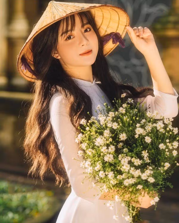 Chỉ nở nụ cười nhẹ nhàng, trong trẻo, nữ streamer này cũng đủ làm "mềm lòng" người khó tính nhất.