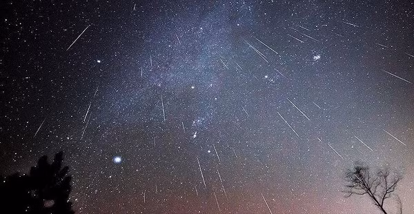 Người yêu thiên văn nên chọn những nơi thoáng đãng, ít ánh sáng đèn và bụi và lưu ý theo dõi dự báo thời tiết trước khi quan sát.