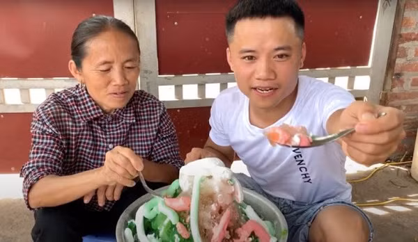 Bà Tân Vlog là "khách mời" duy nhất xuất hiện thử nghiệm món ăn giải nhiệt ngày hè của con trai.