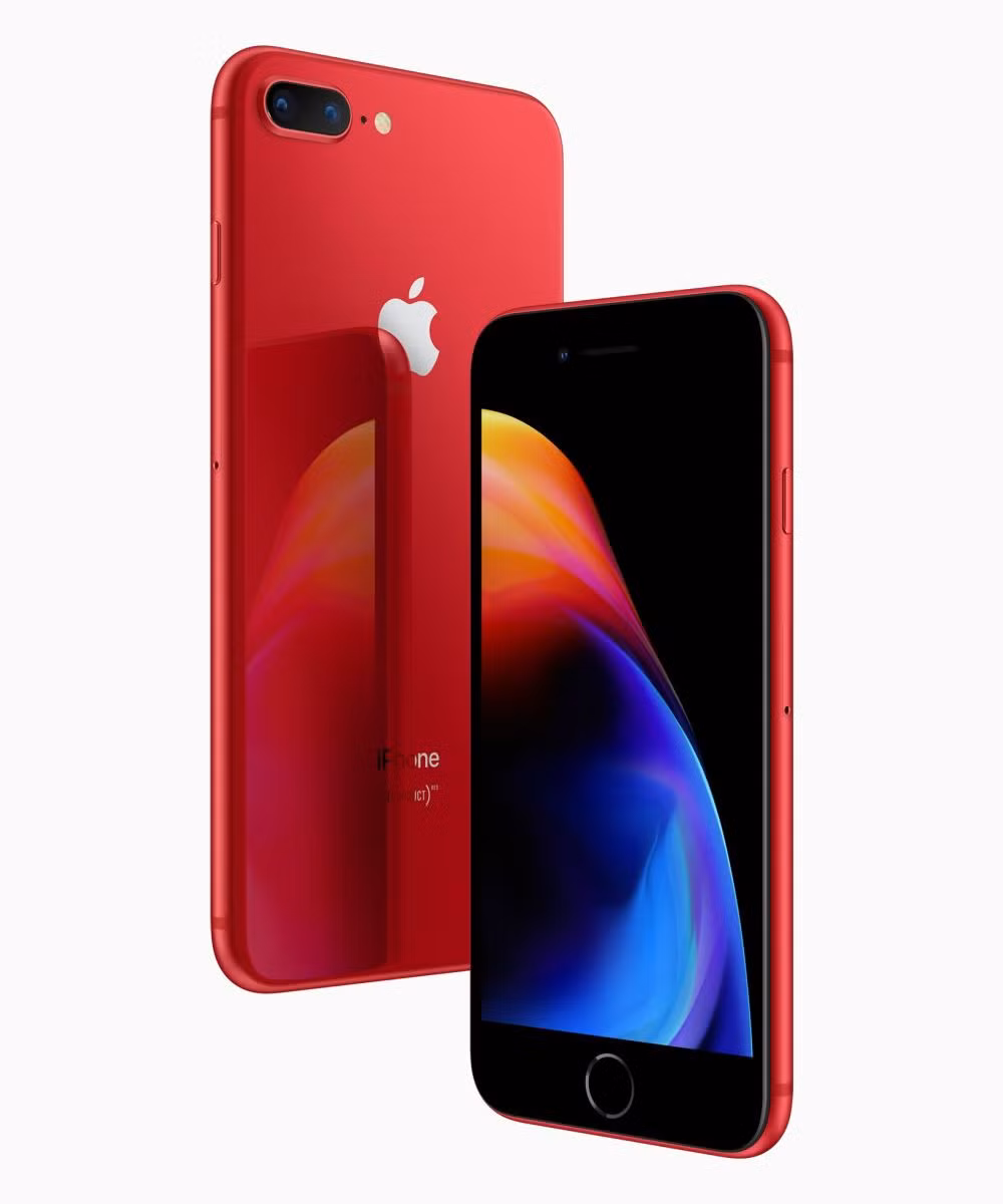 Apple quyết định đặt tên cho phiên bản iPhone năm 2017 là iPhone 8. Tuy vậy thiết kế cũng không có nhiều thay đổi ngoại trừ việc sử dụng mặt kính phía sau để hỗ trợ sạc không dây. Công bằng mà nói thì bộ đôi iPhone 8 và 8 Plus vẫn khá hấp dẫn với cấu hình mạnh mẽ, hỗ trợ sạc nhanh và nhiều tính năng khác cùng độ hoàn thiện tốt.