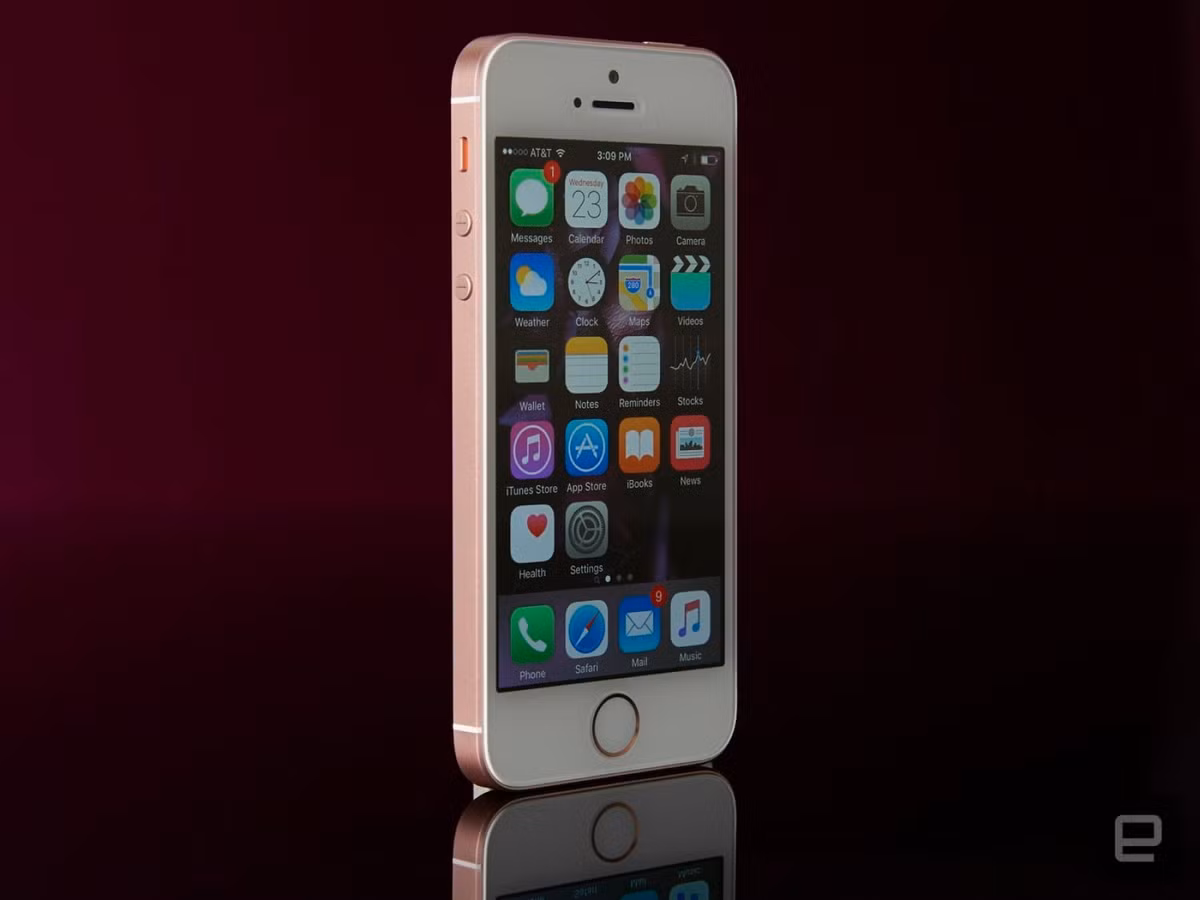 Đầu năm 2016 Apple bất ngờ ra mắt thêm một phiên bản iPhone SE với “xác” iPhone 5s và “hồn” iPhone 6s. iPhone SE hướng đến người dùng yêu thích một chiếc điện thoại nhỏ gọn có thể sử dụng bằng 1 tay nhưng vẫn sử hữu cấu hình mạnh mẽ đáp ứng mượt mà mọi tác vụ.