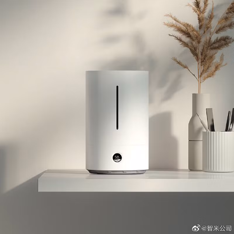 Chiếc máy tạo độ ẩm mới trên nền tảng gây quỹ cộng đồng Youpin, có tên gọi là MIJIA 1S cũng được Xiaomi ra mắt. Ngoài mục đích chính là tạo độ ẩm, máy tạo ẩm MIJIA 1S còn có khả năng khử trùng và diệt khuẩn. Dung tích 3.5 lít, tiêu tốn khoảng 400ml nước mỗi giờ. Chiếc máy cũng thuộc sản phẩm trong hệ sinh thái của Xiaomi và cũng có thể kết nối với Smartphone. Giá khoảng 2.7 triệu đồng.