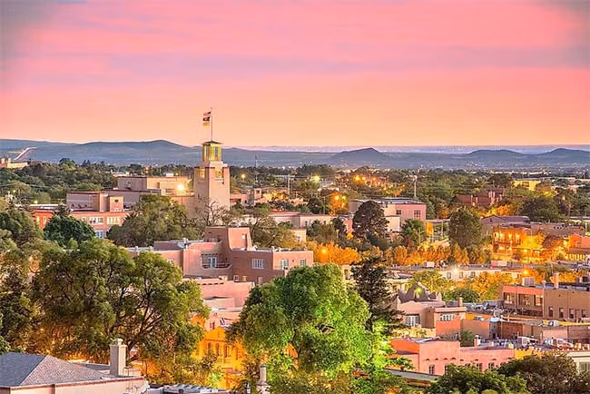 Santa Fe là thủ phủ của bang New Mexico (Mỹ). Hình thành vào năm 1610, Santa Fe trở thành thủ phủ tiểu bang lâu đời nhất nước Mỹ. Nhiều người coi nơi đây là một trong những kho tàng nghệ thuật vĩ đại của thế giới vì có nhiều phòng trưng bày và tác phẩm.