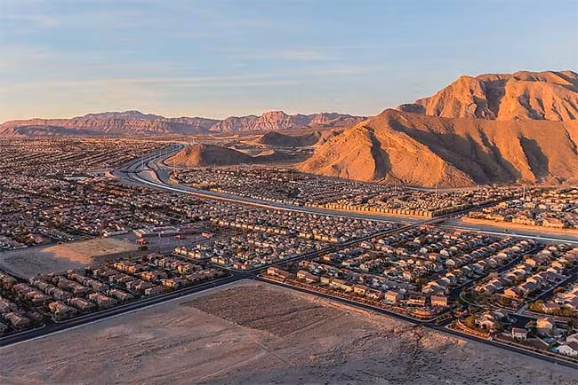 Las Vegas, thành phố sa mạc được mệnh danh "viên ngọc vàng" của Nevada (Mỹ). Thường được gọi là Vegas, nơi đây tập trung dân cư đông nhất tiểu bang. Thành phố thu hút du khách với các khu nghỉ mát, mua sắm, ăn uống cao cấp, những nơi giải trí và nhịp sống sầm uất về đêm.