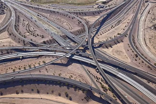 Phoenix là thành phố đông dân nhất Arizona với hơn 1,5 triệu người sinh sống tính đến năm 2019. Khi chiến tranh thế giới thứ hai kết thúc, các công ty công nghệ cao bắt đầu tiến vào thung lũng, dẫn đến dân số ở đây ngày càng đông đúc.