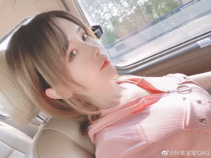 Gần như mọi đặc điểm trên khuôn mặt cũng như cơ thể cô đều sử dụng "dao kéo", từ một vài chi tiết trên mặt để đạt tới sự hoàn hảo cho tới cả việc "đại tu" vòng 1 để quyến rũ hơn.