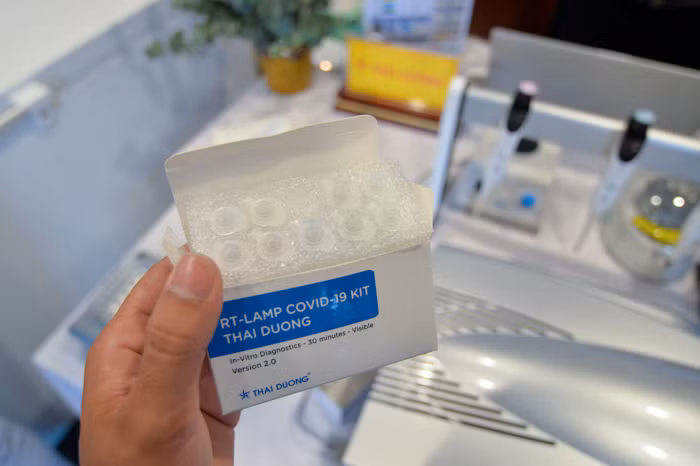Bộ kit này cho phép giảm đáng kể thời gian phân tích mẫu với chỉ 30 phút so với khoảng 2 giờ khi sử dụng kỹ thuật real-time RT-PCR (sinh học phân tử), đồng thời không cho kết quả dương tính giả với các loại Corona virus khác gây bệnh trên người. Ngoài ra, bộ kit này cũng không cần đến các máy móc real-time, có thể ứng dụng tại các trại dã chiến, các khu vực y tế không đủ đầy mà vẫn cho kết quả chính xác đến 99,3%.