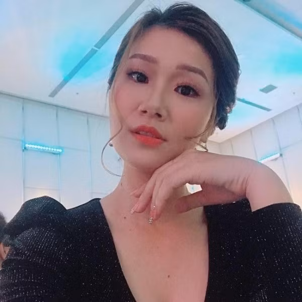 Chị Google tên thật là Thi Giang, hiện là MC, BTV của một đài truyền hình lớn. Chị chịu trách nhiệm dẫn dắt nhiều chương trình của đài. Ảnh: FBNV