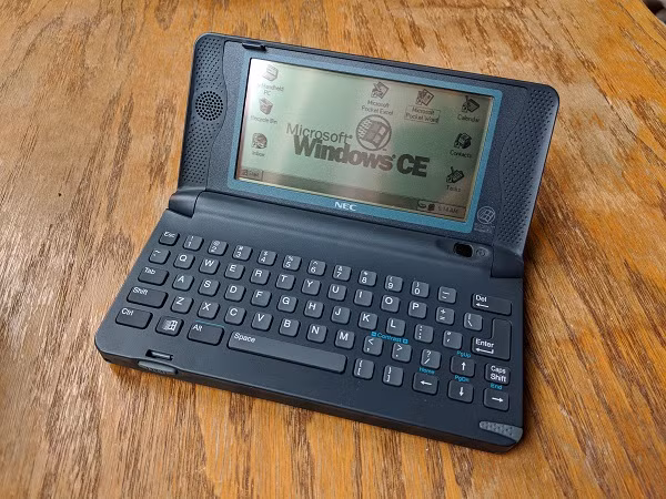 NEC Pro Mobile 200 là một trong các thiết bị hỗ trợ PDA, từng là xu hướng công nghệ một thời. Thiết bị chạy hệ thống Windows CE, nhưng không hỗ trợ Outlook, tính thực tế không cao khiến nó nhanh chóng bị lãng quên.