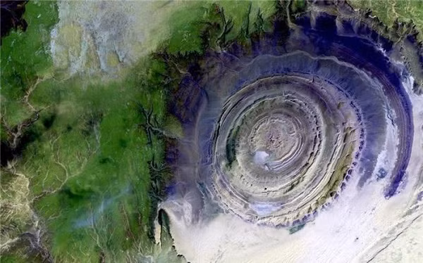 Hình ảnh Trái Đất trông như mê cung được Google Earth ghi lại ở cấu trúc Richat, một hệ tầng địa chất nằm sâu trong hoang mạc Mauritania. Nhiều người nhìn thấy nó giống mắt thần, có người lại hài hước cho rằng nó như một củ hành tây bị cắt lát.