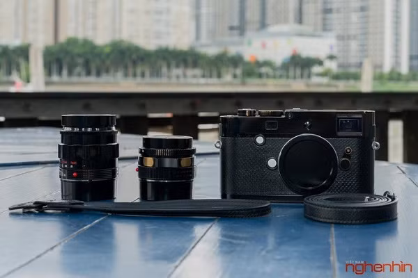 Đây cũng là máy ảnh bản limited, hiện chỉ có 125 chiếc, kèm 2 ống kính: Summicron-M 35mm f/2 ASPH và Summilux-M 50mm f/1.4 ASPH được sản xuất và bán ra trên thế giới.