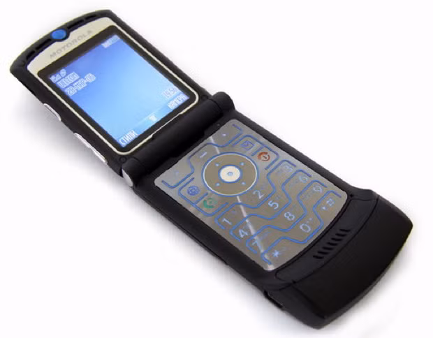 Ở thời điểm iPhone ra mắt, Motorola Rarz (trình làng từ năm 2004) vẫn được xem là một trong những mẫu điện thoại phổ biến và được yêu thích nhất trên thị trường. CNET cho biết trong suốt quãng đời bốn năm của mình, hơn 130 triệu máy Motorola Razr đã được bán hết. Tuy nhiên, bên cạnh thiết kế đẹp mắt, những hạn chế về tính năng của Rarz cũng dần bộc lộ khi đứng cạnh iPhone 2G.
