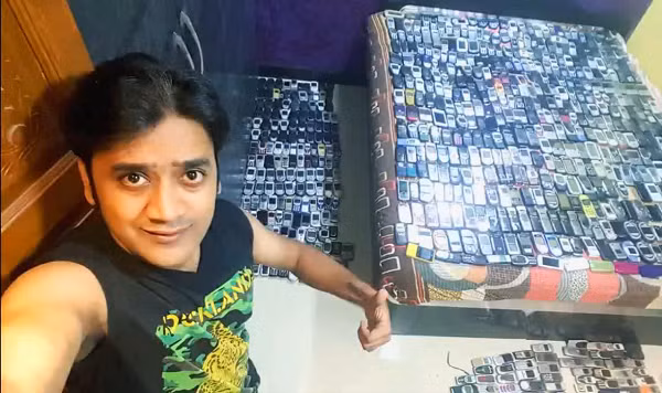 Một người đàn ông có tên Jayesh Kale đến từ Mumbai, Ấn Độ đã đưa tình yêu của mình với điện thoại lên một ''cấp độ mới'' khi sở hữu bộ sưu tập đến hơn 2.300 điện thoại di động.