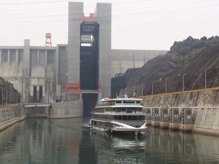 Tàu thuyền phải đi qua nhiều bể chứa nước khác nhau giống như ở kênh đào Panama.
