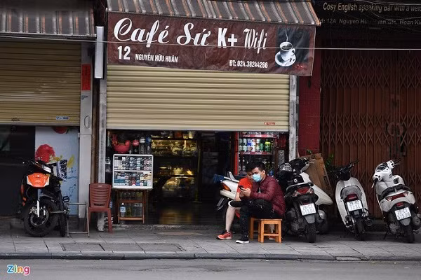 Nhiều cửa hàng, quán xá khác mở cửa lưng chừng. Khi có khách hỏi người bán vẫn phục vụ như ngày thường nhưng một cách lén lút.