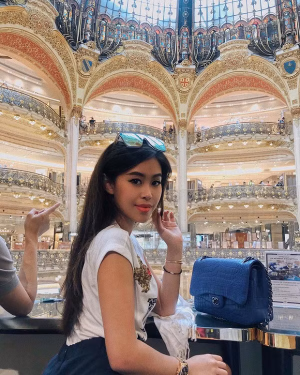Những ngày qua, rich kid được chăm sóc đặc biệt tại khu cách ly tập trung. Cô cho biết các y bác sĩ theo dõi tình hình sức khỏe rất sát sao, đồng thời mong muốn Việt Nam sẽ sớm khắc phục được dịch bệnh.
