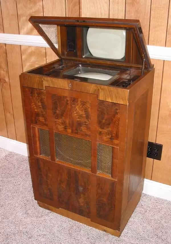 TV Marconi 1937 trông to như một chiếc tủ, được đặt tên theo nhà phát minh người Italy Marchese Guglielmo Marconi.