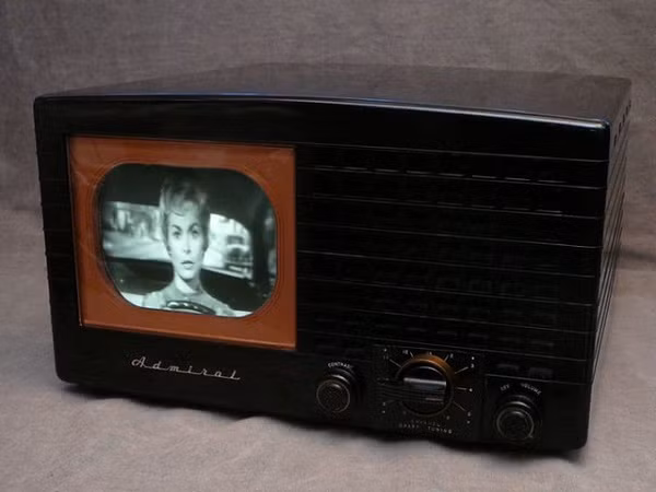 Admiral Model 19A12, hay Tabletop Television, là mẫu TV bán rất chạy vào năm 1948 nhờ kiểu dáng thời trang khác biệt hoàn toàn so với những mẫu cũ.
