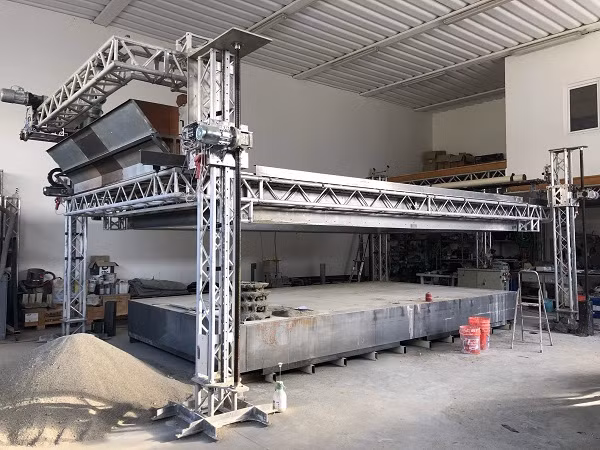 Enrico Dini từng có một ý tưởng khoa học công nghệ điên rồ đó là tạo nên những ngôi nhà từ máy in nhà 3D và điều đó đã thành hiện thực. Dini in một ngôi nhà 2 tầng nhanh gấp 4 lần so với phương pháp xây dựng thông thường, sử dụng loại bê tông cốt sợi.