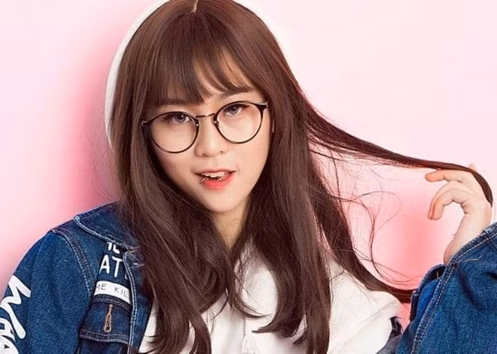 Nhờ vào khiếu hoạt ngôn, cùng cách thể hiện tình cảm gần gũi, nữ streamer này nhanh chóng chiếm được tình cảm của nhiều đồng nghiệp, hay những người bạn dù là nam hay nữ.