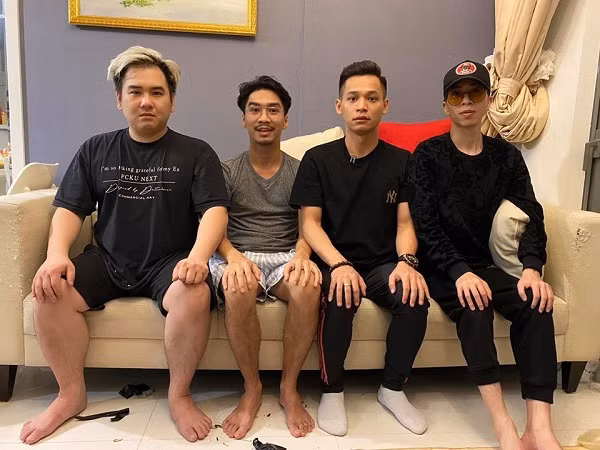 Đáng chú ý là hình ảnh của 4 anh chàng game thủ sau buổi gặp mặt, có vẻ như đều phấn khích đến độ ăn chơi hơi quá đà nên mặt mũi ai nấy cũng bơ phờ, ngái ngủ. Người hâm mộ hài hước bình luận: ''Đây là trạng thái khi đi hết mình, lúc về hết hồn''.