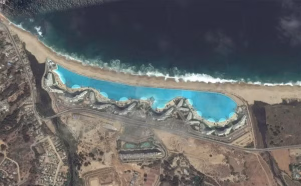 Bể bơi lớn nhất thế giới: Qua ''ống kính'' của Google Earth, bể bơi lớn nhất thế giới bỗng nhỏ bé chẳng khác nào một vũng nước. Bể bơi này có diện tích khoảng 81.000 m2, tọa lạc ở một khu nghỉ dưỡng của San Alfonso del Mar, Chi-lê.